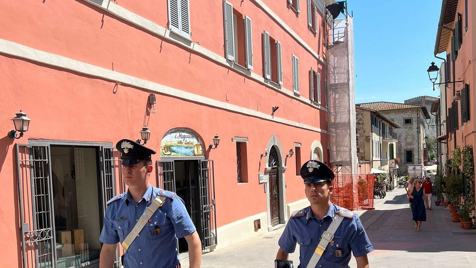 Violenta rissa davanti a un bar Cinque persone denunciate ’inchiodate’ dalle telecamere Violenta rissa davanti a un bar Cinque persone denunciate ’inchiodate’ dalle telecamere