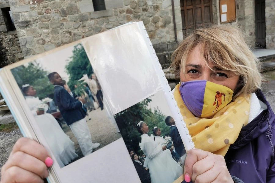 Alessia Pierattini mostra le foto della comunione di Kobe (foto Acerboni/FotoCastellani)