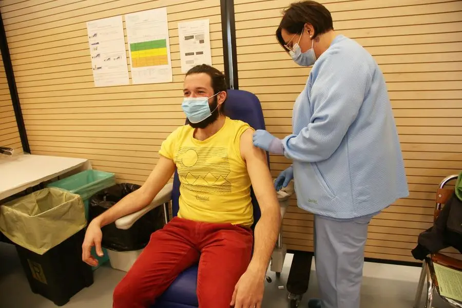 Vaccinazione, sprint decisivo: verso gli hub anche di notte per over 50 e terze dosi