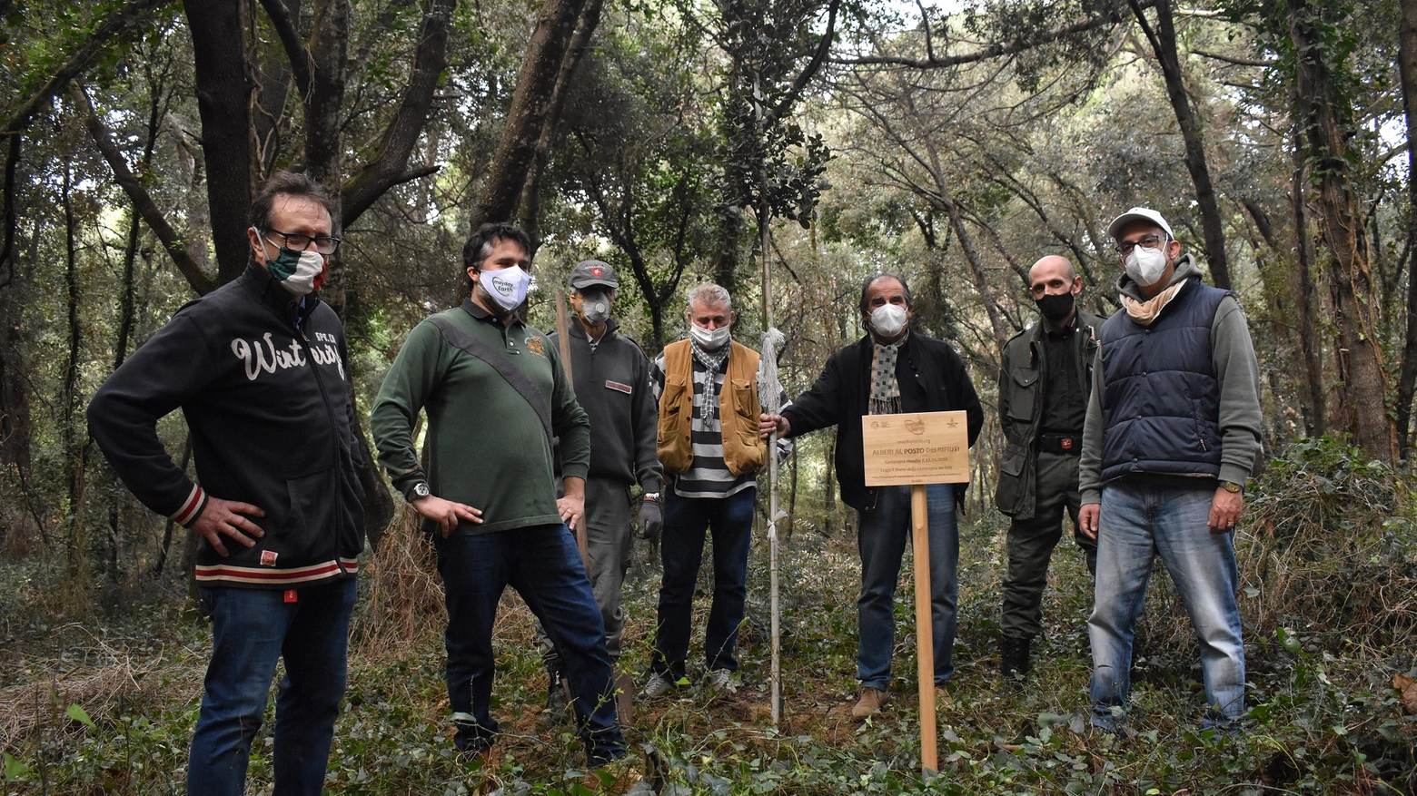 Sei lecci al posto dei rifiuti nel Parco di San Rossore Sei lecci al posto dei rifiuti nel Parco di San Rossore