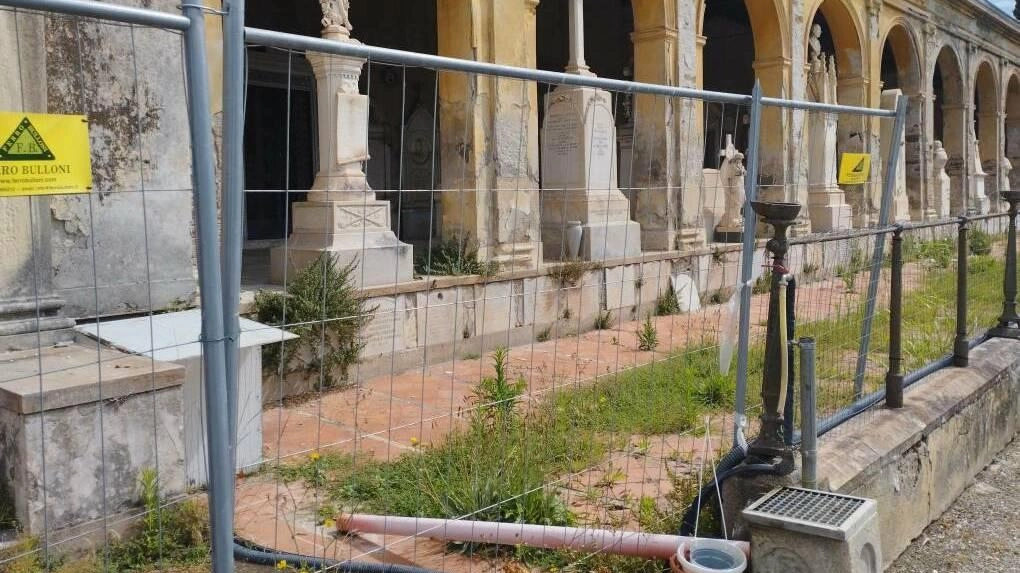 “Cimitero di Sant’Anna in balia del degrado Eppure accoglie le spoglie dei grandi“ “Cimitero di Sant’Anna in balia del degrado Eppure accoglie le spoglie dei grandi“