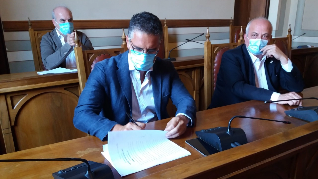 La firma del contratto da parte del dottor Vincenzo Castaldo