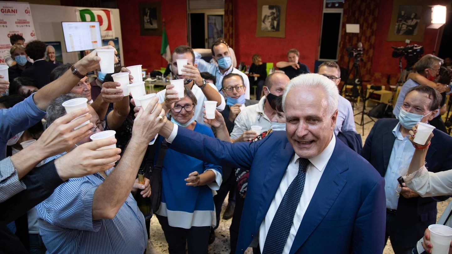 Il brindisi di Giani al comitato elettorale (New Press Photo)