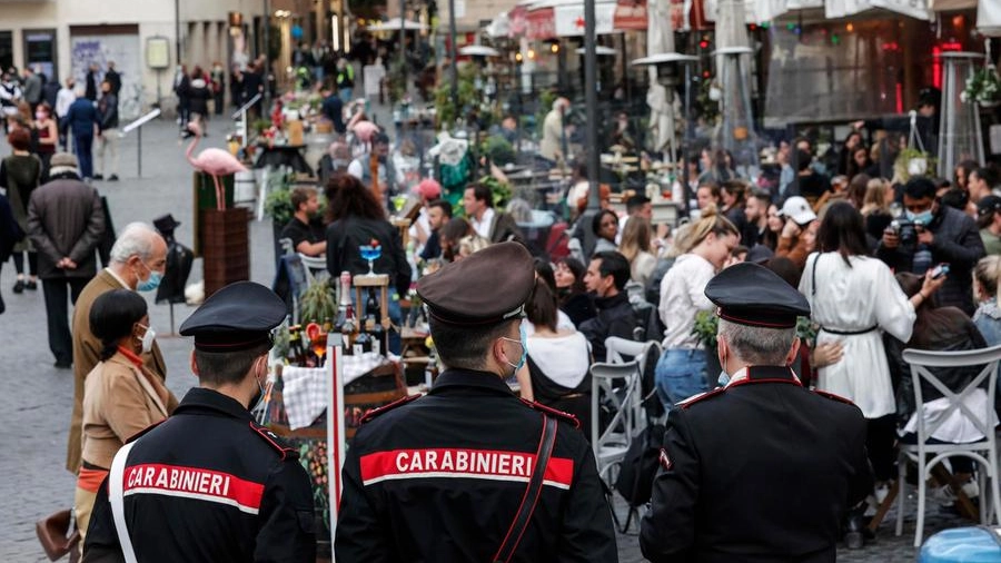 Controlli dei carabinieri in una piazza affollata