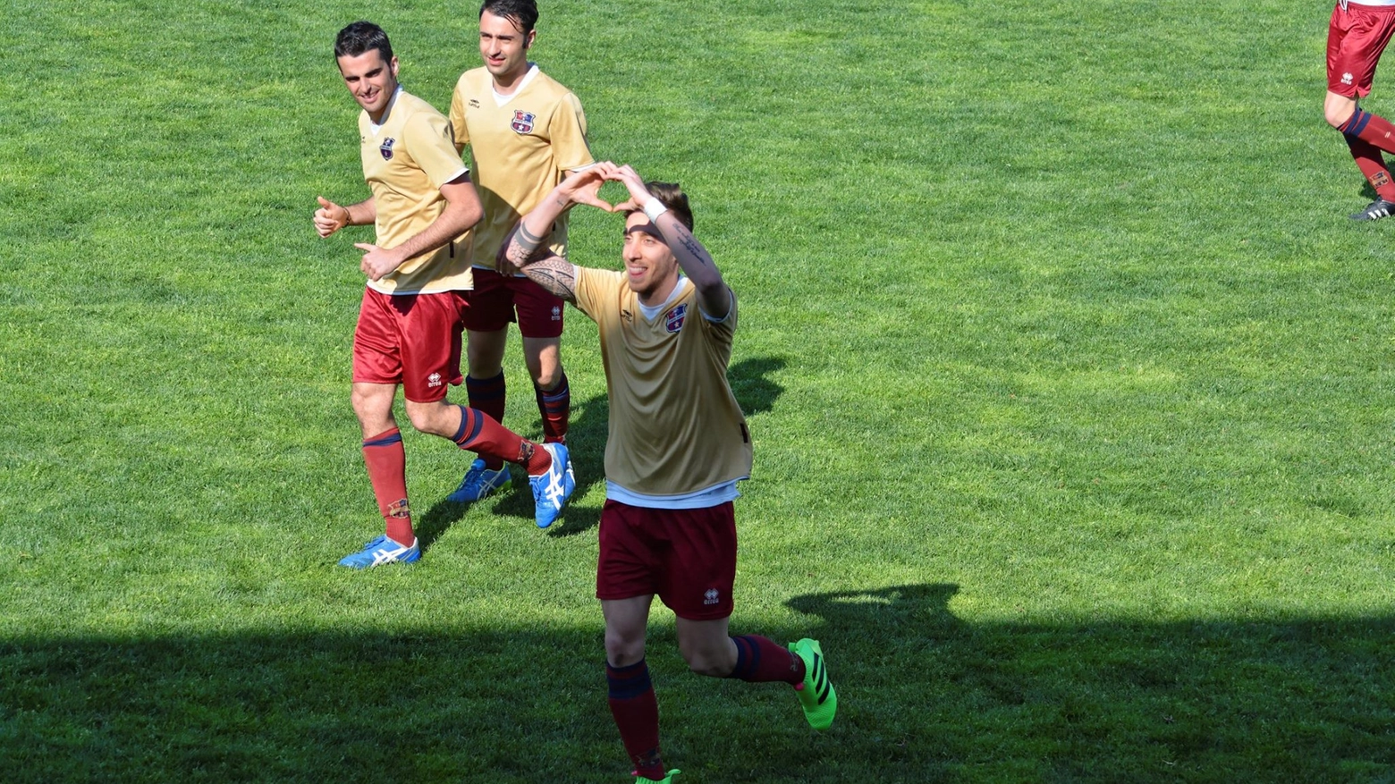 Mirko Picchianti esulta dopo un gol