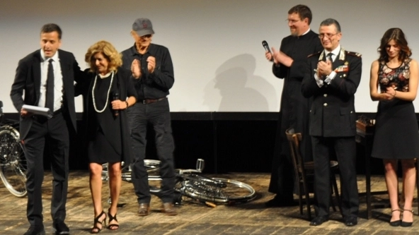 Terence Hill e gli altri protagonisti di "Don Matteo" hanno salutato il pubblico