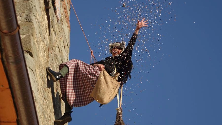 La Befana in volo sopra le Terme. Giornata di festa con la ’vecchina’ tra mercatino, dolci e animazione