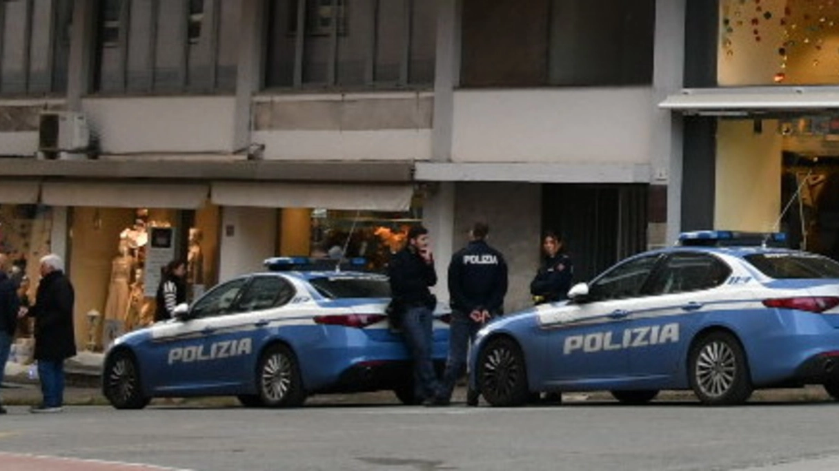Gianluca Ciampi , 61 anni, cercava spesso riparo nel condominio di via Petrarca A dare l’allarme sono stati alcuni residenti e negozianti. Forse un malore gli è stato fatale