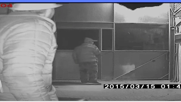 Un frame dal video che ha ripreso i furti in una delle aziende