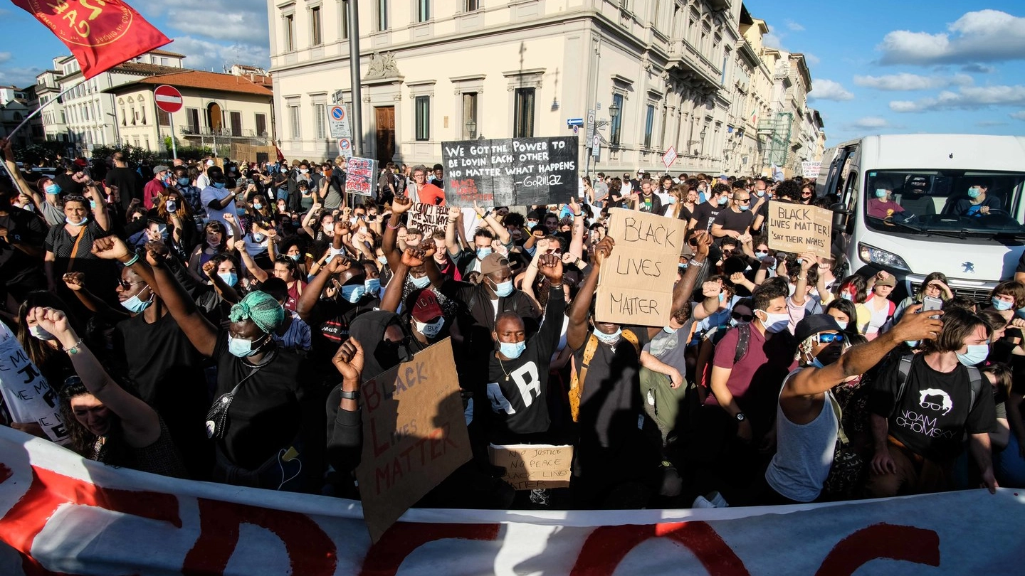 La manifestazione antrazzista a Firenze (foto Giuseppe Cabras/New Press Photo)