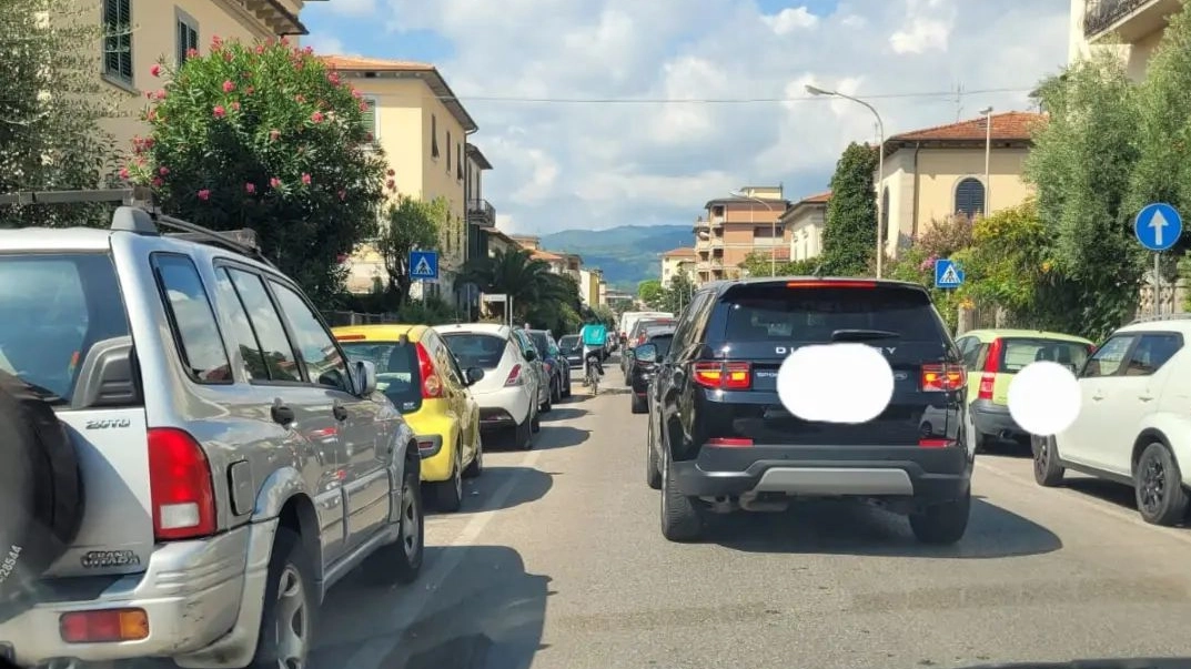 Una delle foto inviate da un automobilista incolonnato nel traffico Una delle foto inviate da un automobilista incolonnato nel traffico