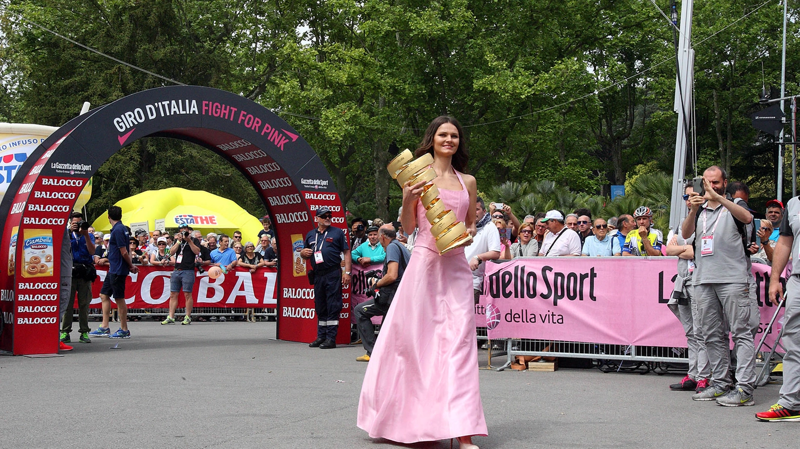 Un'immagine della partenza del Giro d'Italia da Montecatini