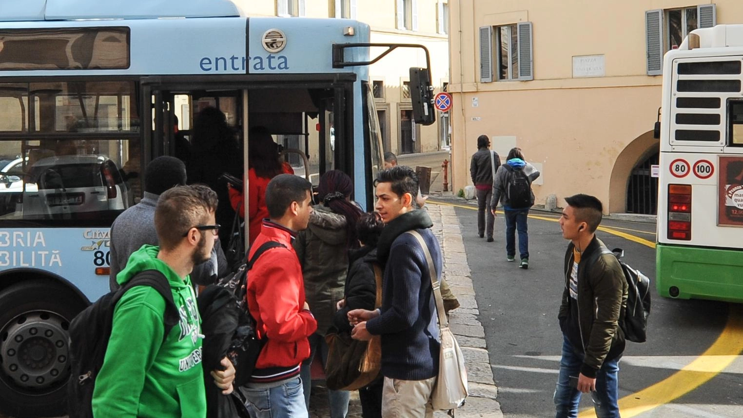 Bus-studenti, ora si tratta. Regione: altri 400mila euro Bus-studenti, ora si tratta. Regione: altri 400mila euro