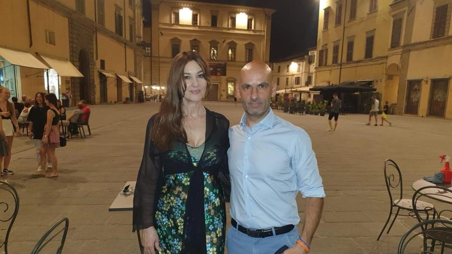 Monica Bellucci con il sindaco di Città di Castello Luca Secondi