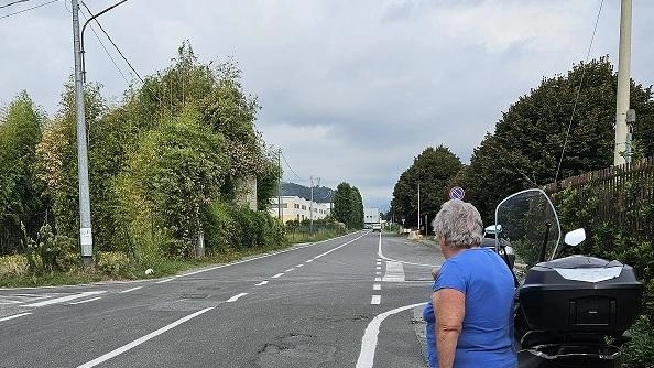 "Passano i tir e cadono i quadri". L’odissea infinita di una donna. I problemi irrisolti di via XXV aprile "Passano i tir e cadono i quadri". L’odissea infinita di una donna. I problemi irrisolti di via XXV aprile