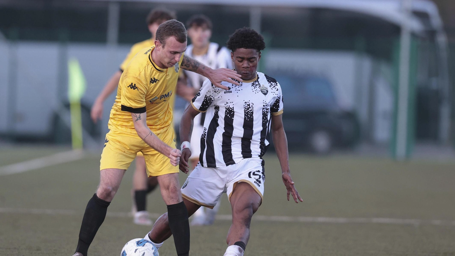 Alfred Hagbe Hagbe, 19 anni, giocatore del Siena, racconta la sua esperienza nel club bianconero e la sua voglia di regalare una gioia ai tifosi. Vuole crescere come giocatore e come uomo, e spera di raggiungere la Serie D quando sarà il momento.
