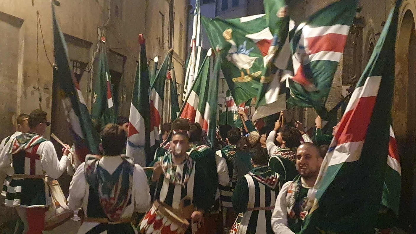 Continuano i festeggiamenti dei contradaioli dell’Oca, che anche ieri hanno girato con il Drappellone e le bandiere