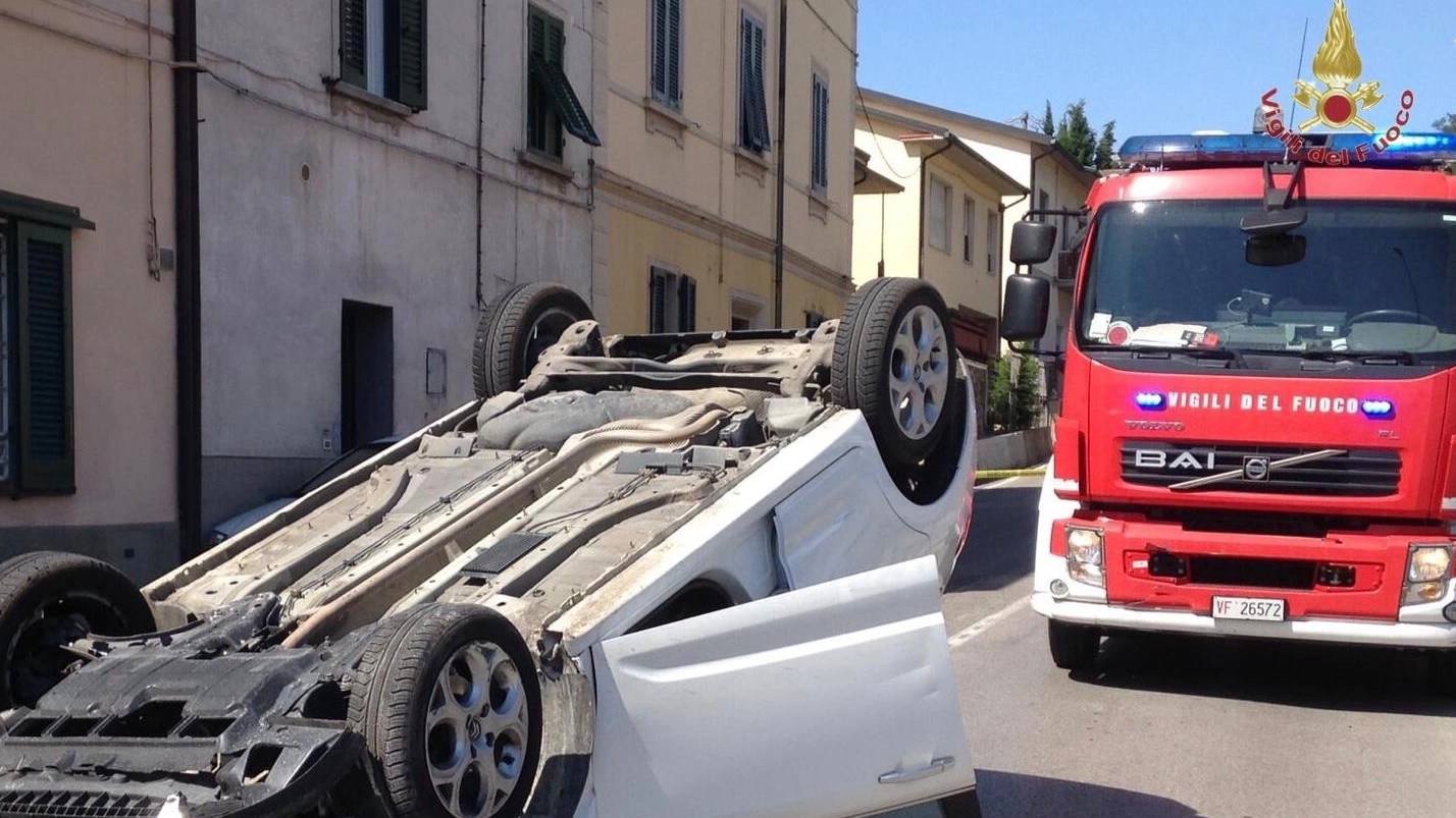 L'auto ribaltata dopo l'incidente a La Rotta di Pontedera