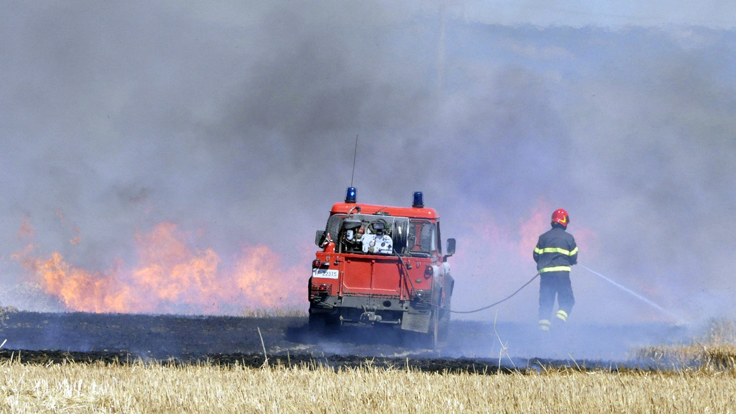 Incendio a Principina a Mare (Foto Aprili)