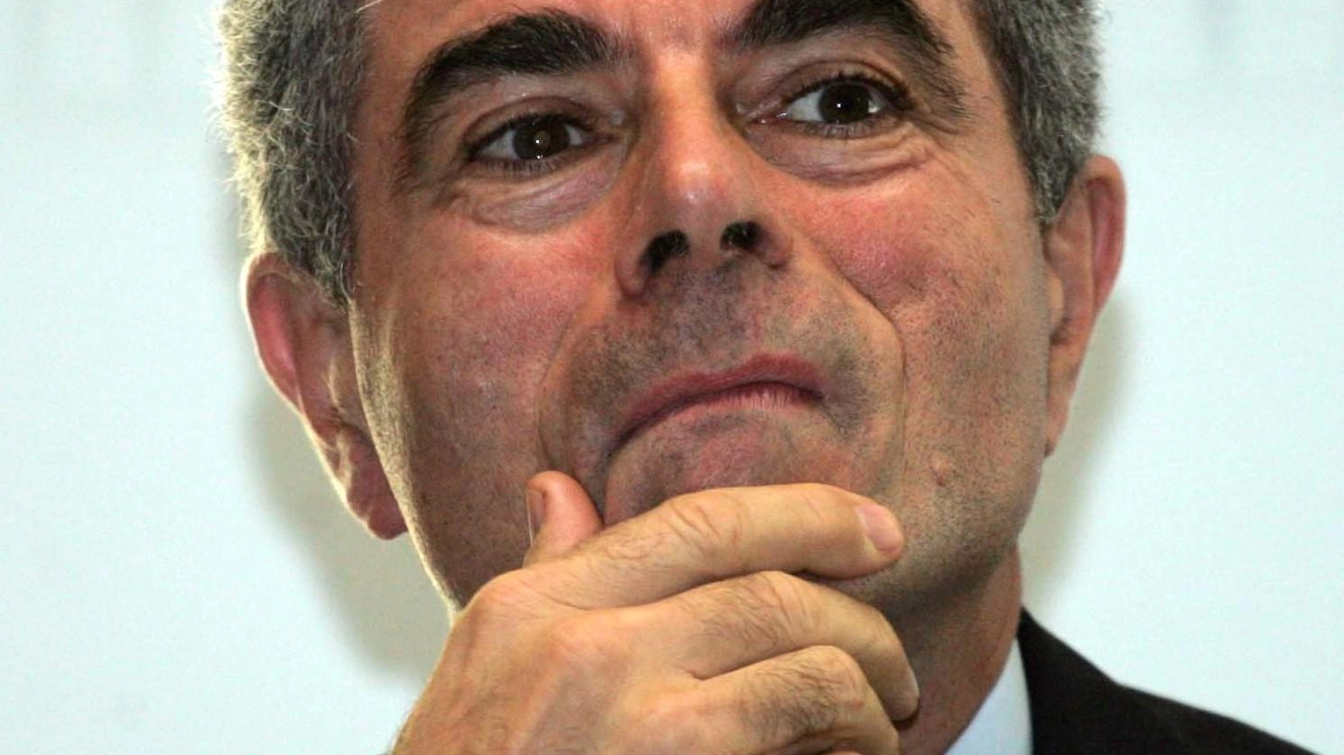 Napolitano luci e ombre. Il cavalierato a Moretti e le critiche dei familiari. Ma a S. Anna abbraccio storico Napolitano luci e ombre. Il cavalierato a Moretti e le critiche dei familiari. Ma a S. Anna abbraccio storico