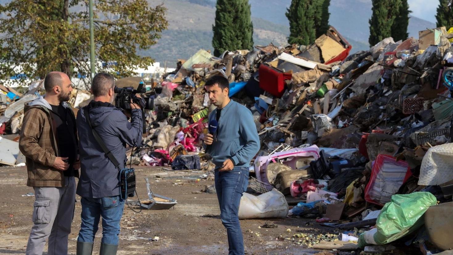 La città prova a ripartire. L’acqua lascia fango e rifiuti: "100mila tonnellate da smaltire" La città prova a ripartire. L’acqua lascia fango e rifiuti: "100mila tonnellate da smaltire"
