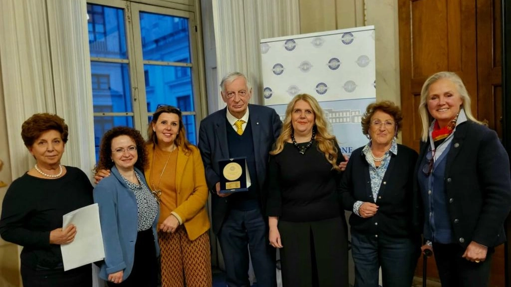 Cosimo Ceccuti insieme al Consiglio Direttivo dell'Associaione Vivere il Poggio Cosimo Ceccuti insieme al Consiglio Direttivo dell'Associaione Vivere il Poggio