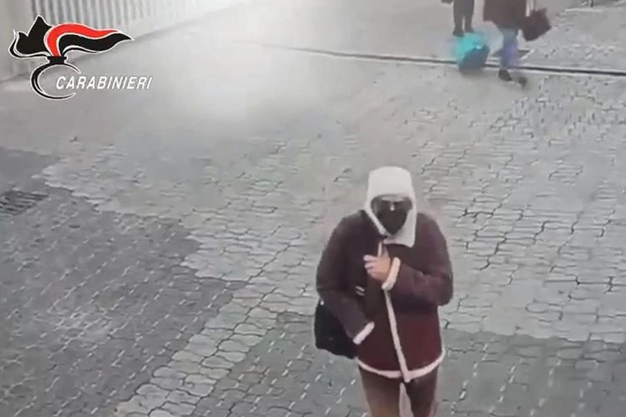 In un video dei carabinieri Messina Denaro mentre entra in clinica (Ansa)