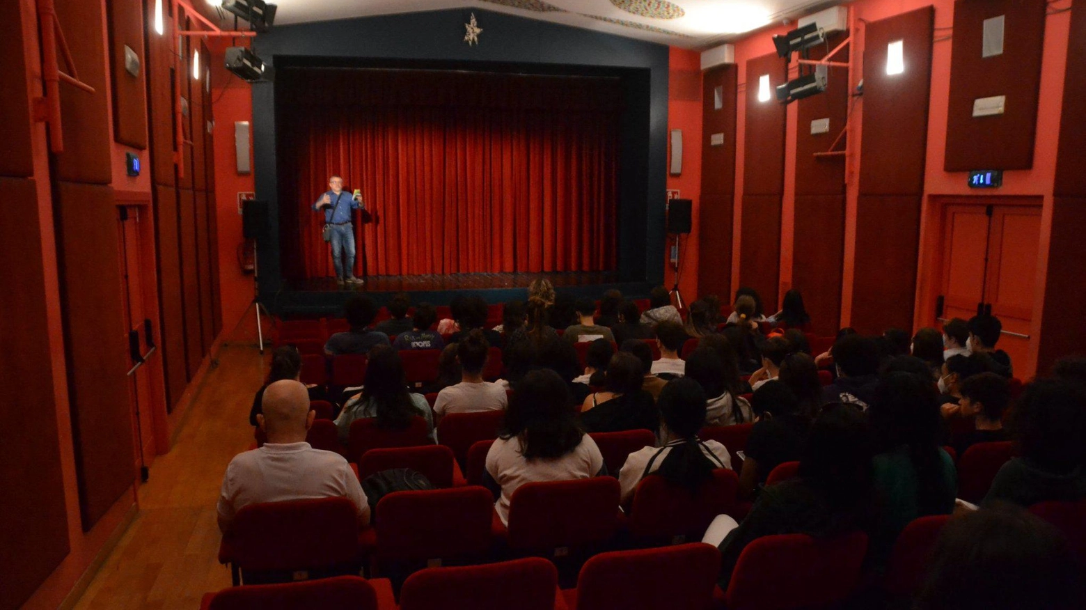 Dalla scuola al  teatro  I "Messaggi" dei giovani