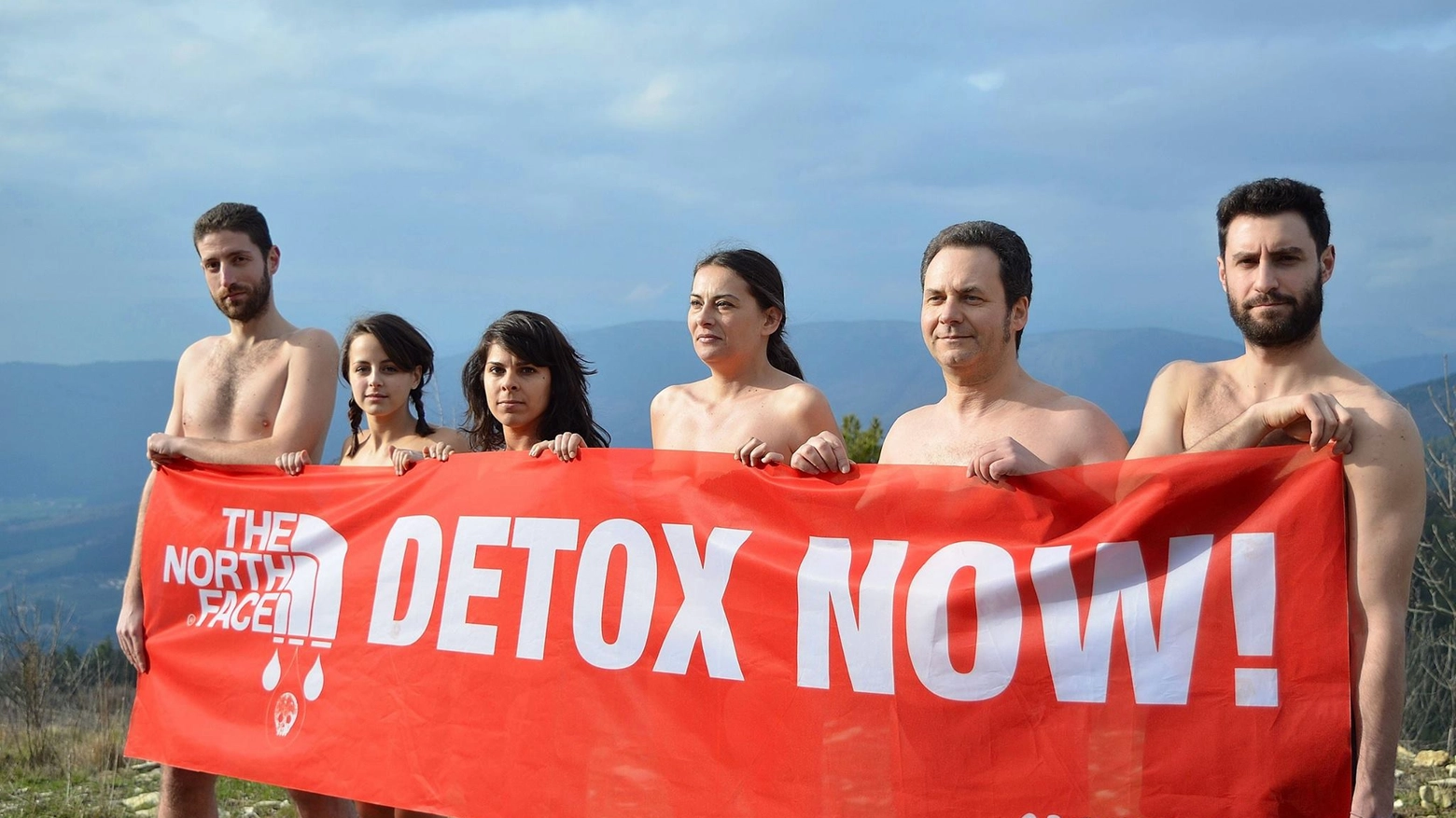 Attivisti di Greenpeace su Monte Morello