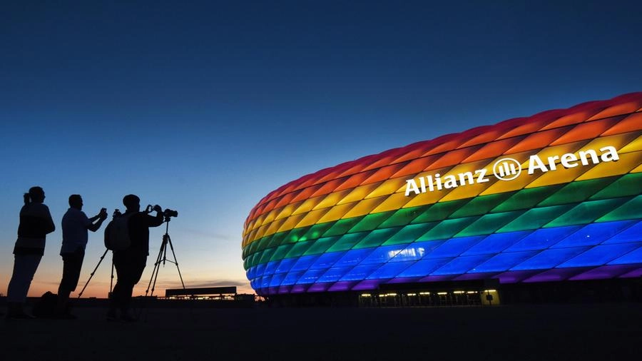 L'Allianz Arena arcobaleno, no dell'Uefa