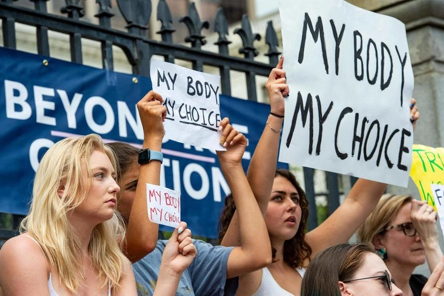 Manifestazione contro la sentenza della Suprema Corte negli Usa (Ansa)