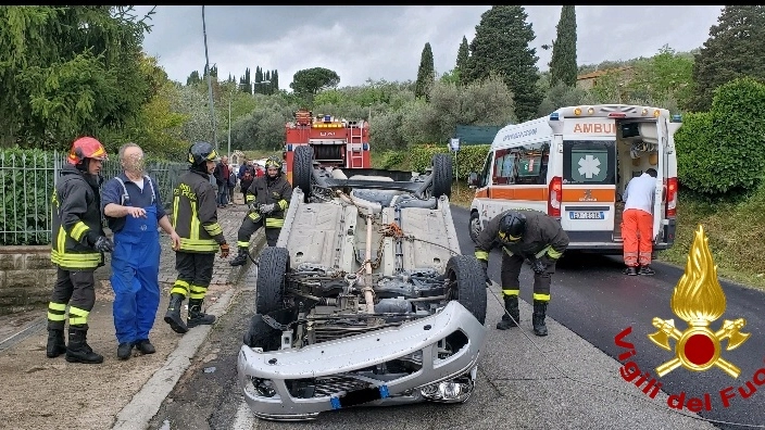 Incidente a Passignano sul Trasimeno (Perugia): auto si ribalta