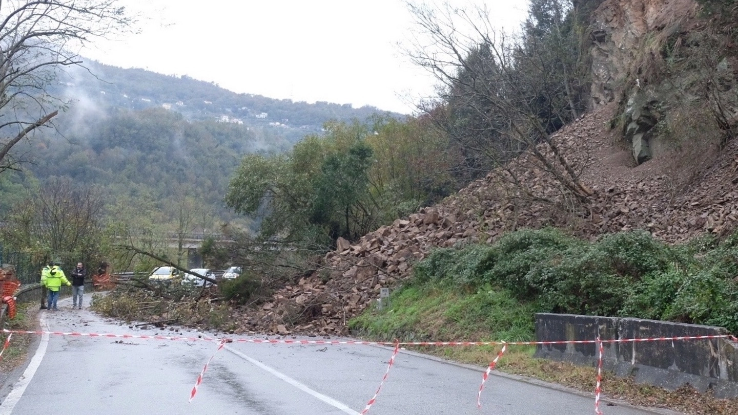 Il versante in frana che blocca la Cisa Il versante in frana che blocca la Cisa