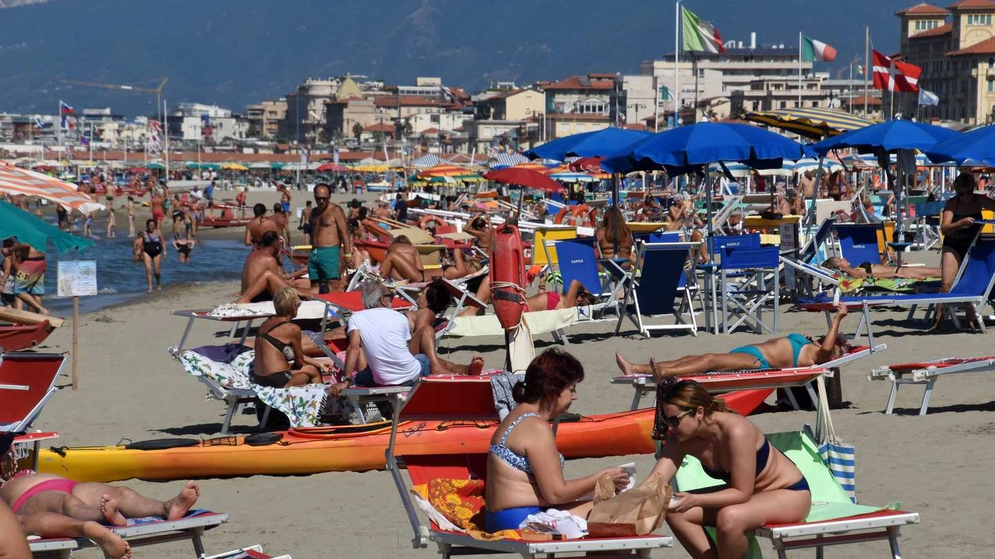 Turisti in spiaggia a Viareggio (foto Umicini)