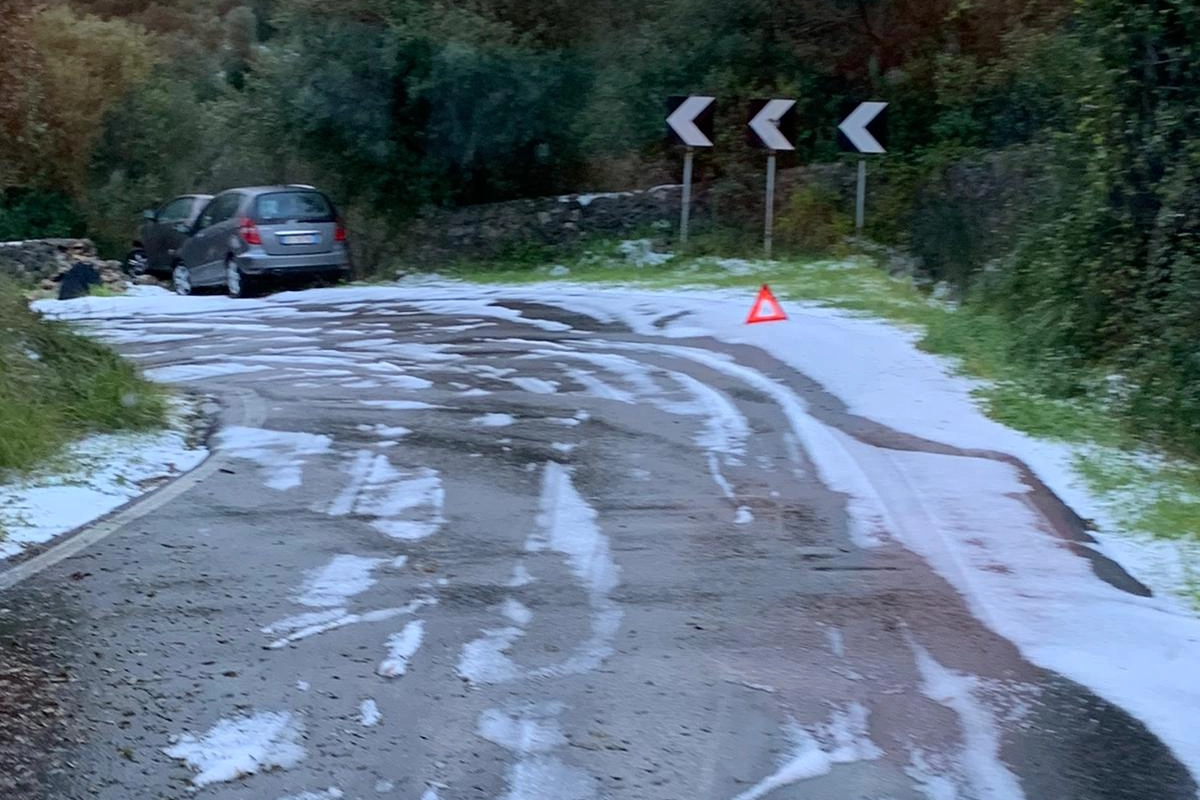 Strada imbiancata a Capalbio