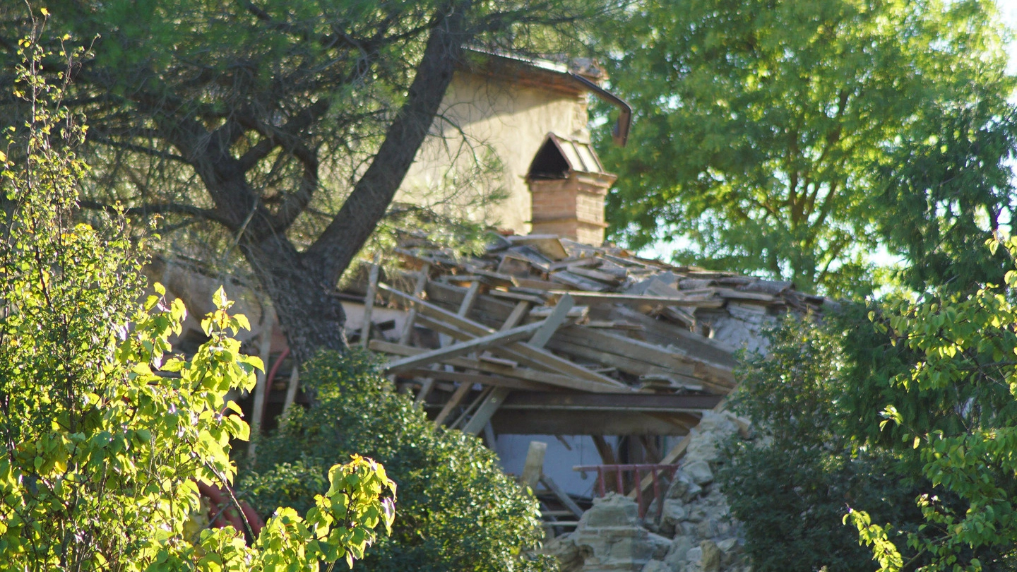 La casa distrutta nella notte (foto Sarah Esposito/Germogli)