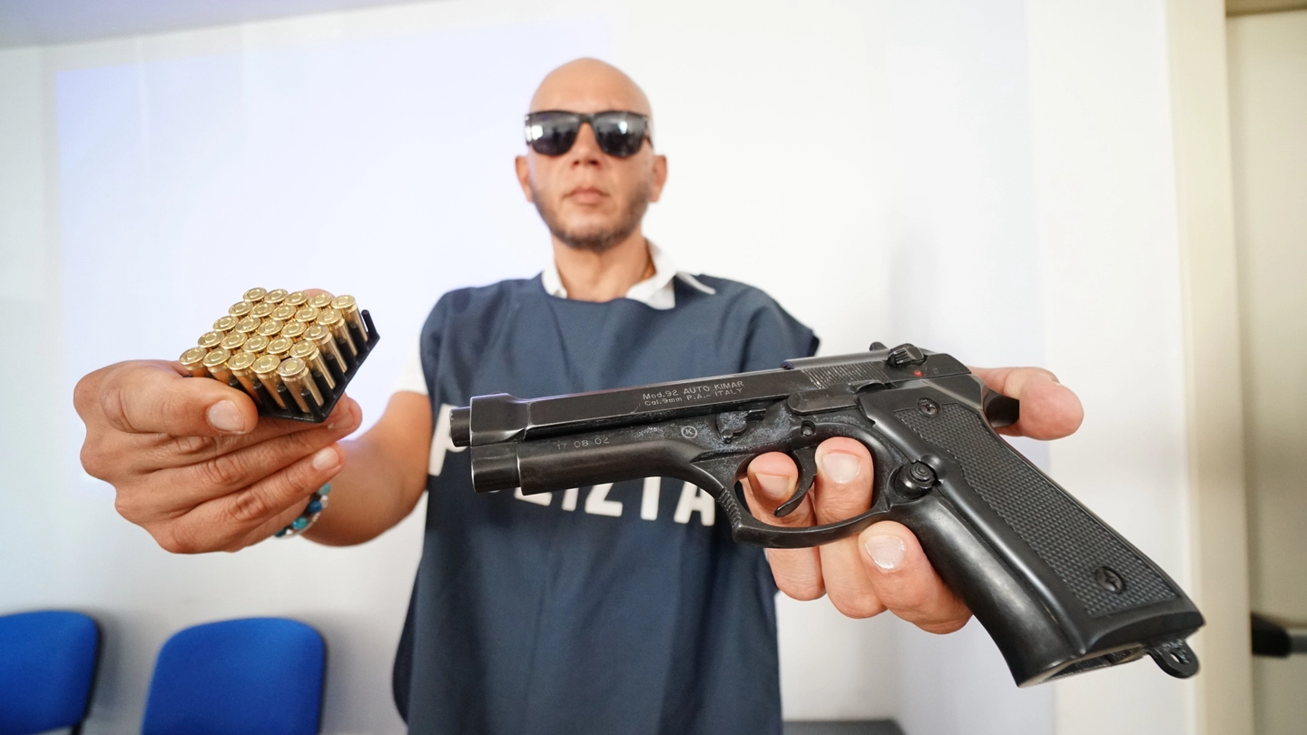 La pistola a salve utilizzata per sparare al migrante  (Acerboni/FotoCastellani)  