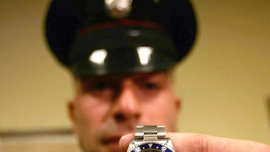 Un carabiniere mostra in orologio Rolex