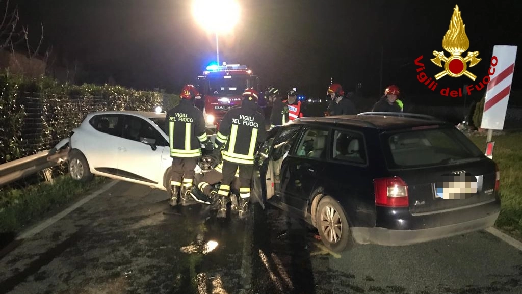 L'incidente frontale a Poppi (Foto vigili del fuoco) L'incidente frontale a Poppi (Foto vigili del fuoco)