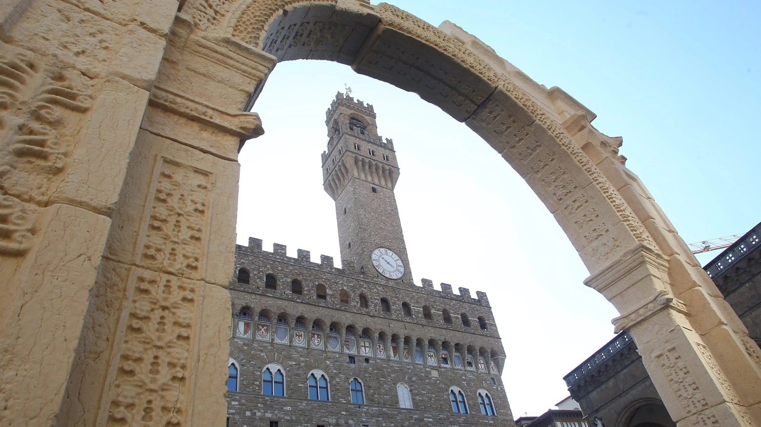 Palazzo Vecchio visto attraverso l'arco di Palmira (New Press Photo)