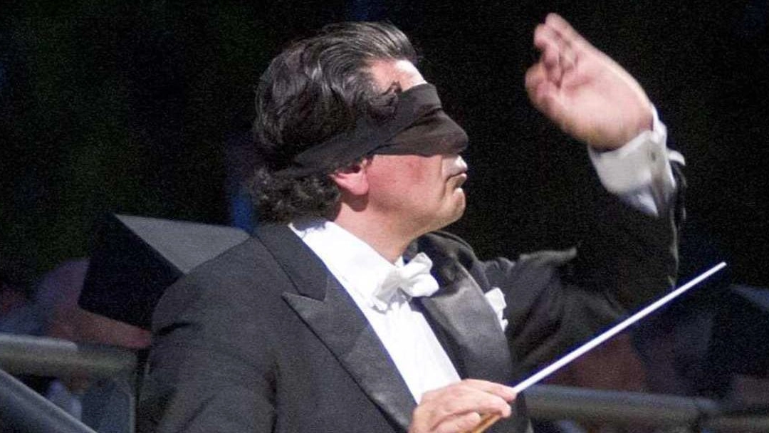 Il maestro Alberto Veronesi nell’ormai celebre direzione della Bohème bendato Il maestro Alberto Veronesi nell’ormai celebre direzione della Bohème bendato