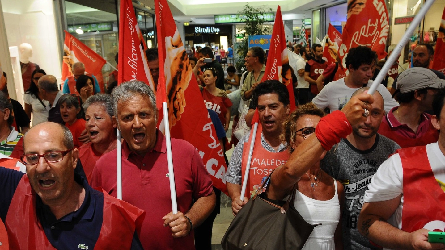La protesta dei sindacati per l’apertura h24 del punto vendita di Massa