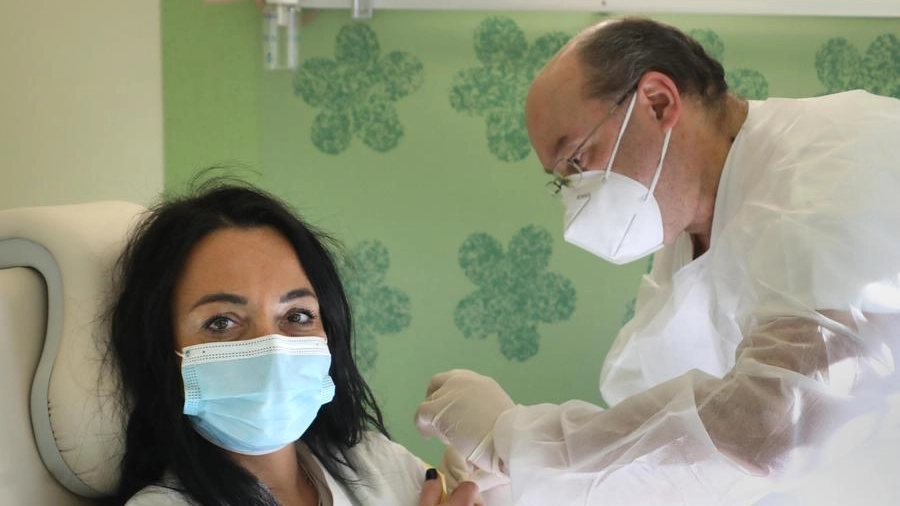 Il vaccino praticato a una operatrice della sanità fiorentina Il vaccino praticato a una operatrice della sanità fiorentina