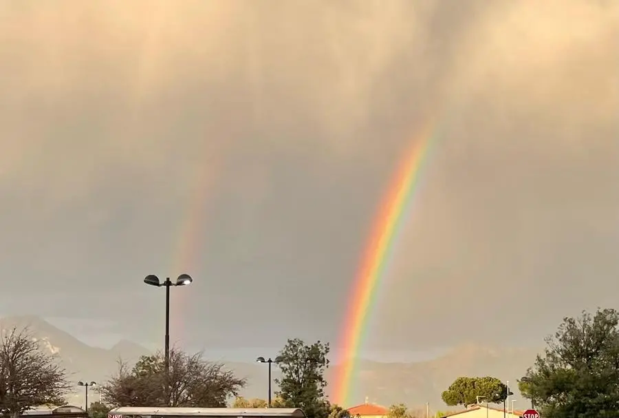 Spettacolo in Versilia, dopo il maltempo appare in cielo un doppio arcobaleno