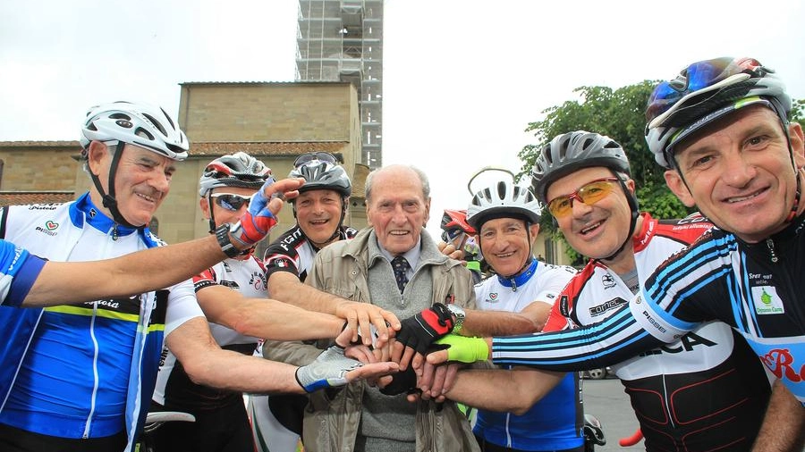 Alfredo Martini con un gruppo di ciclisti