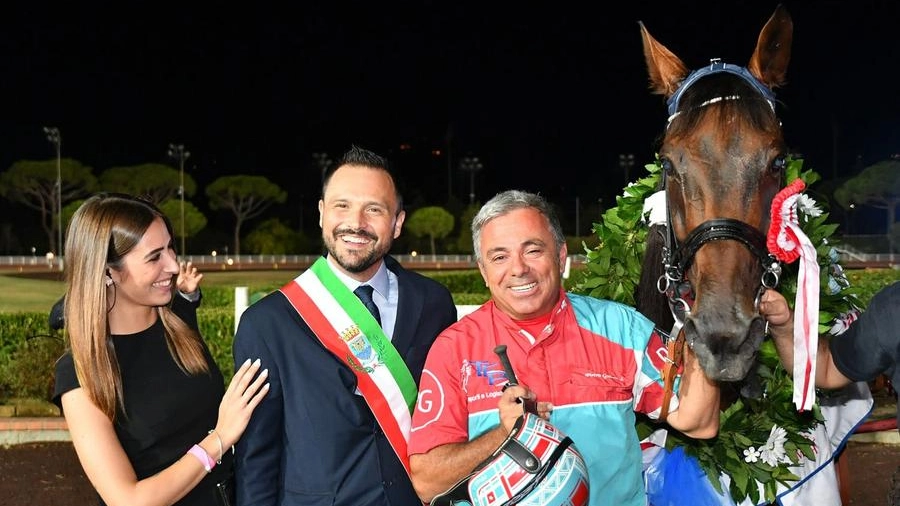 Il cavallo vincitore del Gp, il fantino Gubellini e il sindaco di Montecatini Baroncini