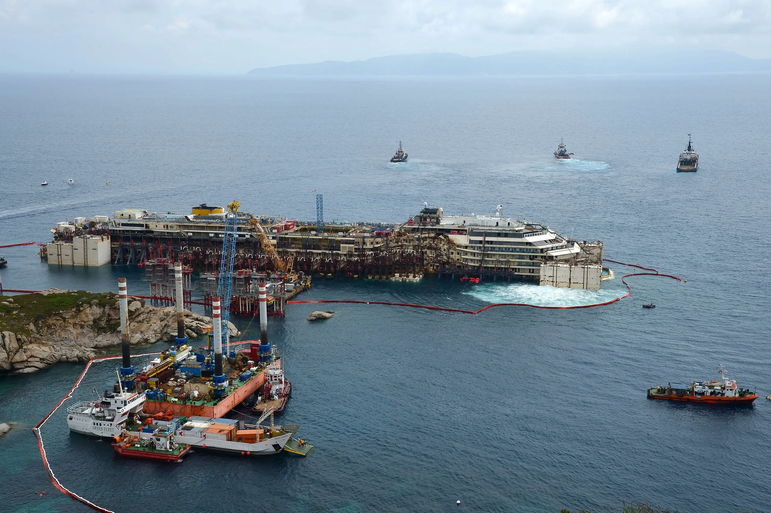 Costa Concordia, la nave torna a galleggiare: distacco "pilotato" dagli scogli verso il largo. Sloane: "E' stato un sollievo per tutti" / RIVEDI LA DIRETTA / TWEET / SPECIALE
