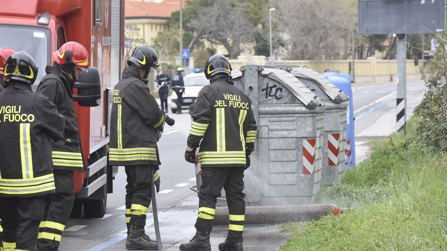 L’arrivo dei vigili del fuoco dal comando provinciale di Livorno (FOTO NOVI)