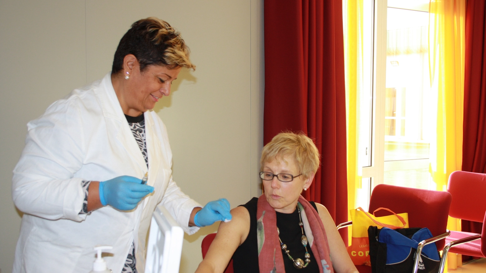 Silvia Briani, direttore generale dell'Aoup, si vaccina