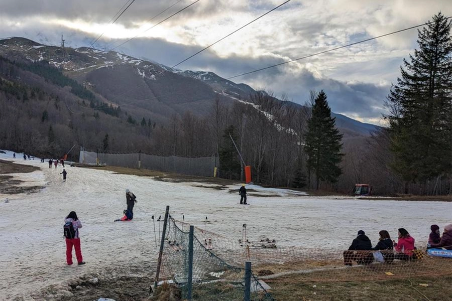 Monte Cimone senza neve (Foto Ansa)